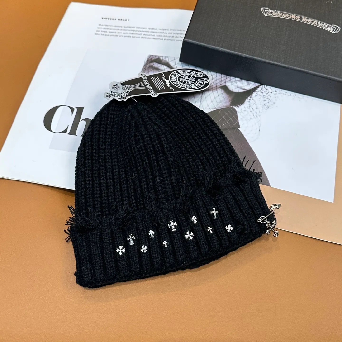 P70 🤍Chrome hearts new autumn and winter cross knitted hat🧶 One of the must-have hats in autumn and winter~ It really looks good on whoever wears it~, it is also a perfect match in black and white and gray in autumn~